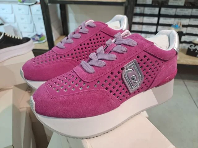 Sneaker rosa della selezione fotografata da UG Distribution
